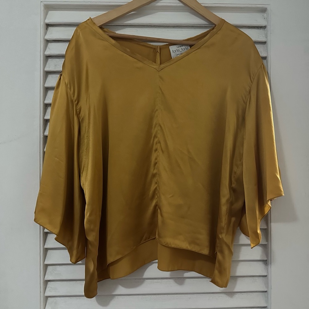 100% silk Forte Forte top, gold